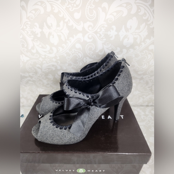 Velvet Heart Gray Heels with Black Bow - Picture 1 of 12